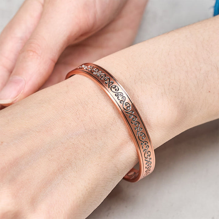 Armband Kupfer Engraved Patterned Balance graviert am Handgelenk getragen elegant