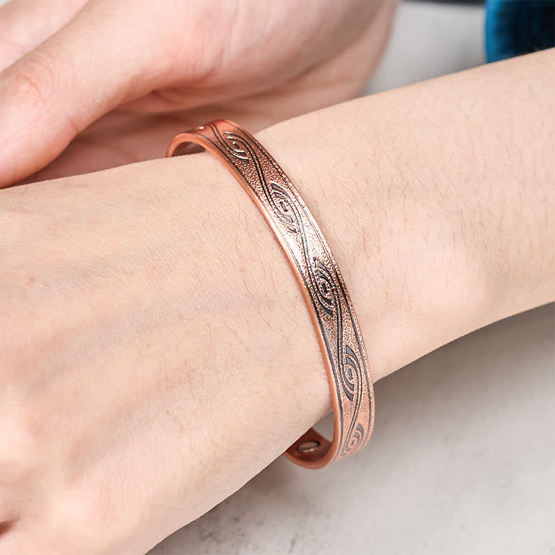 Armband Kupfer Spiral – Balance am Handgelenk getragen Schmuck Wellenmuster