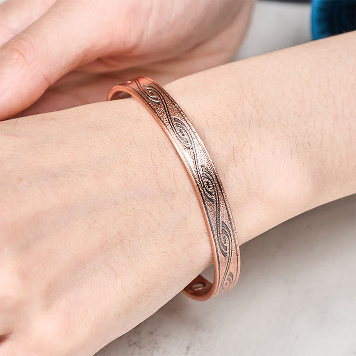 Armband Kupfer Spiral – Balance am Handgelenk getragen Schmuck Wellenmuster