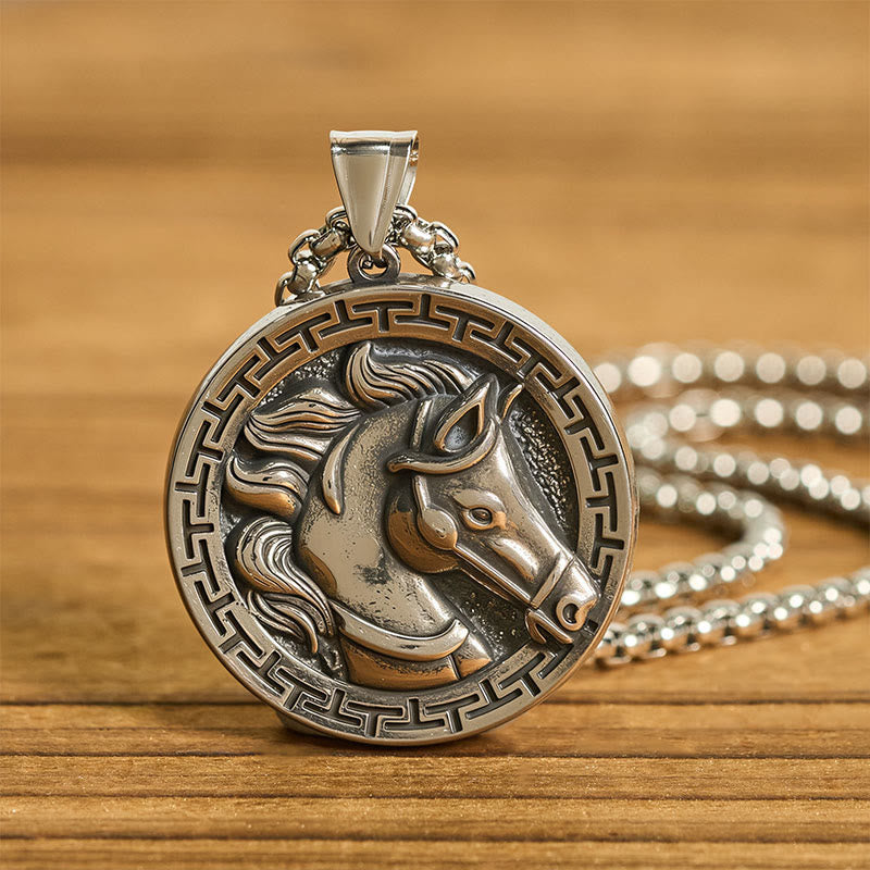 Titanstahl Kette mit Pferd Anhänger Balance Symbol Holzuntergrund