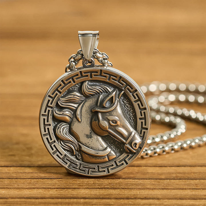Titanstahl Kette mit Pferd Anhänger Balance Symbol Holzuntergrund