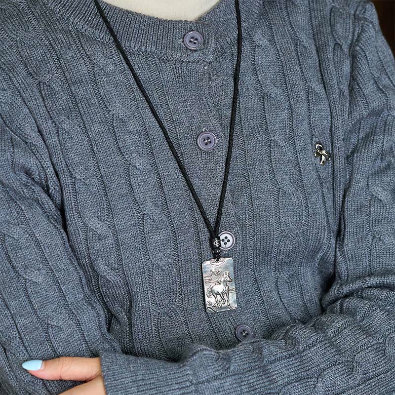 Kette mit Kupfer Pferd Anhänger Tierkreis Symbol Balance am Hals