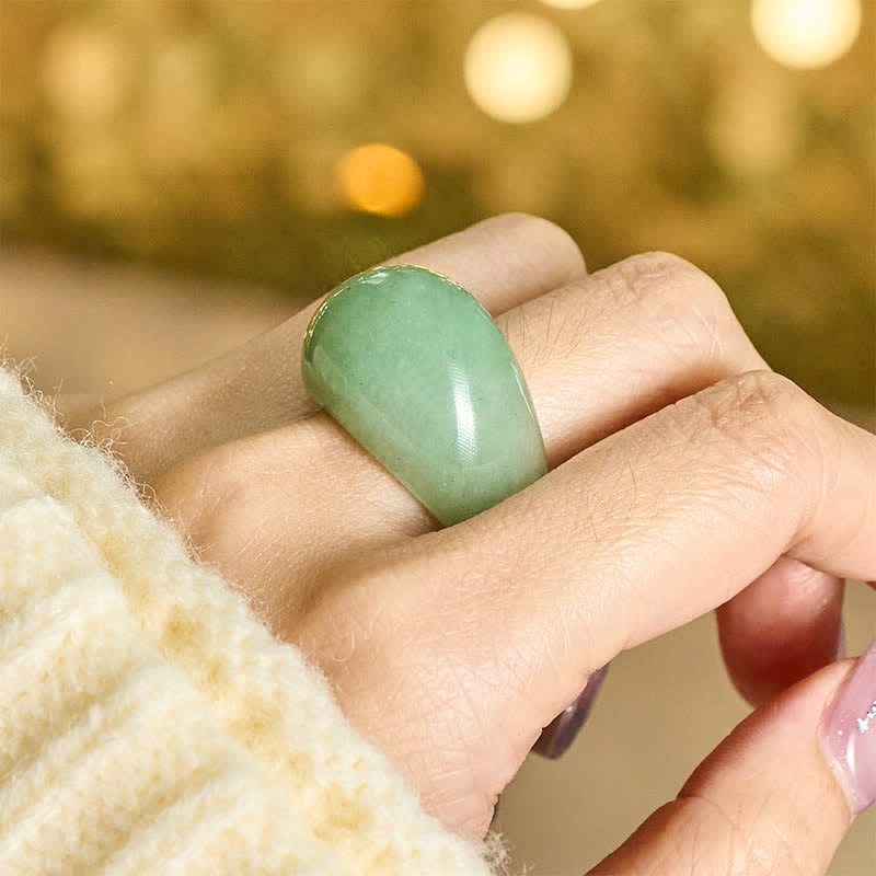 Ring Grüner Aventurin Balance Chakra Harmonie auf Hand getragen