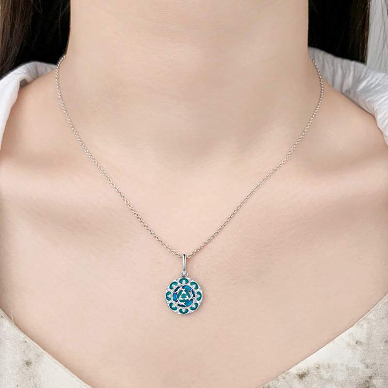 Türkis Anhänger Kette mit geometrischem Balance Design elegant getragen