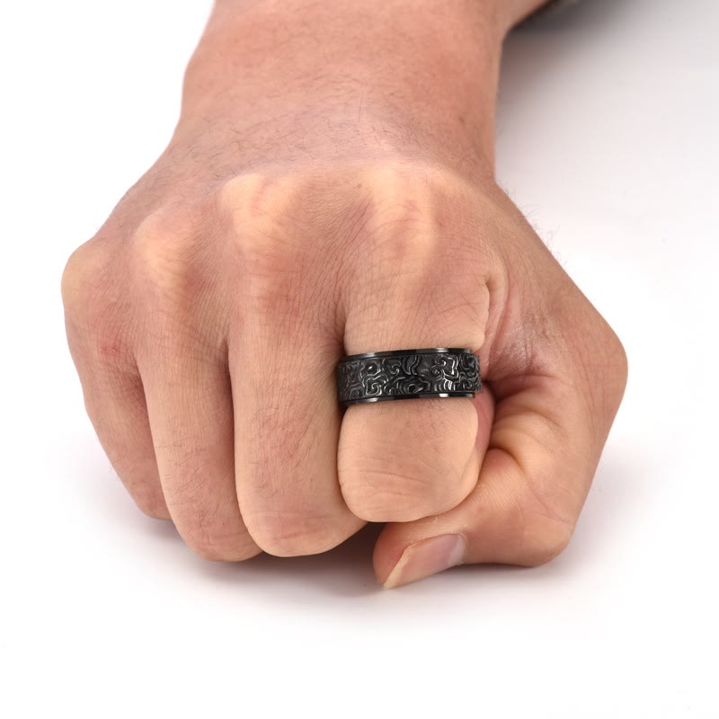 Titanstahl Ring mit Glückswolken Muster Balance Schutz getragen