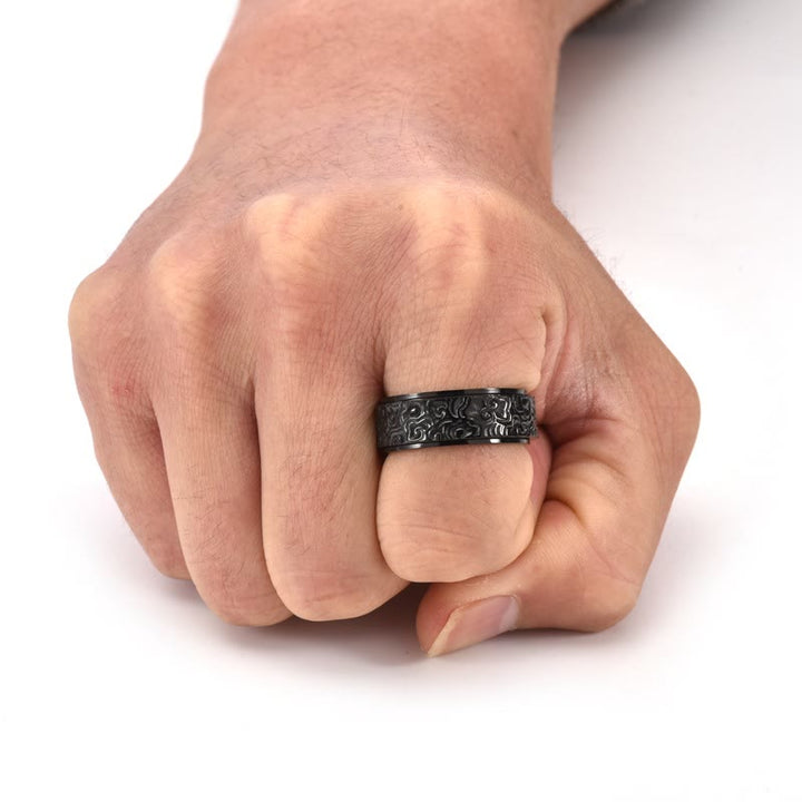Titanstahl Ring mit Glückswolken Muster Balance Schutz getragen