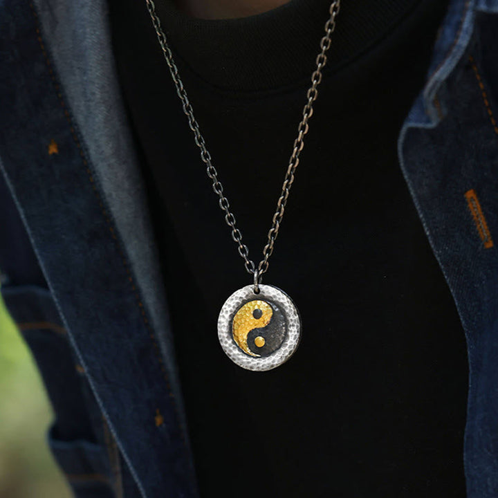 Yin Yang Kette Sterlingsilber Balance Anhänger am Hals getragen