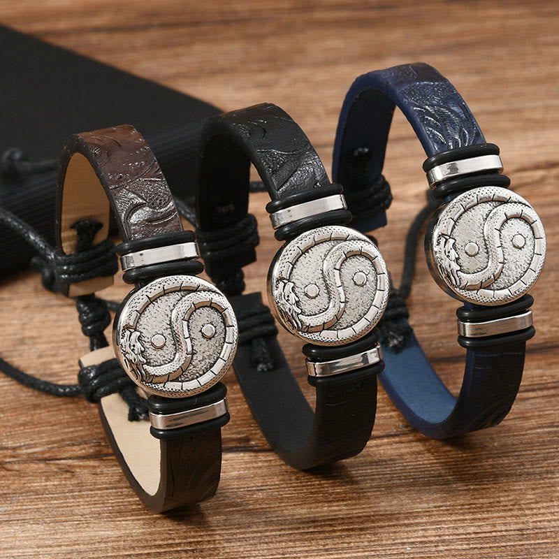 Armband Leder Drache Yin Yang – Balance in drei Farben auf Holz