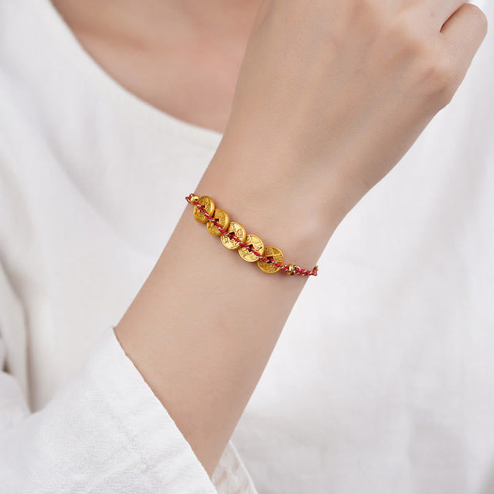 Armband Kupfer Fünf Kaiser – Balance mit roter Kordel am Handgelenk getragen