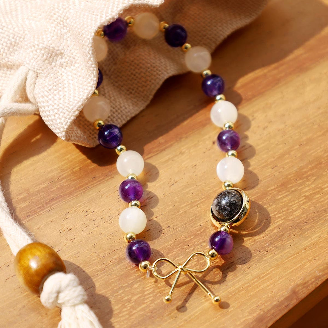 Amethyst Weiß Mondstein Armband mit goldenem Schleife Charm elegant.
