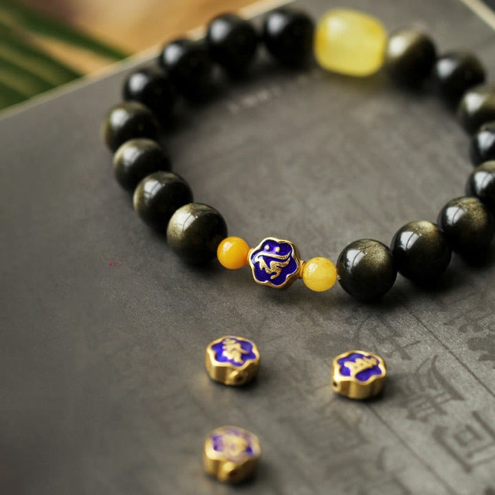 Schwarzes Obsidian Armband mit goldenem chinesischen Tierkreis Anhänger elegantes Design.