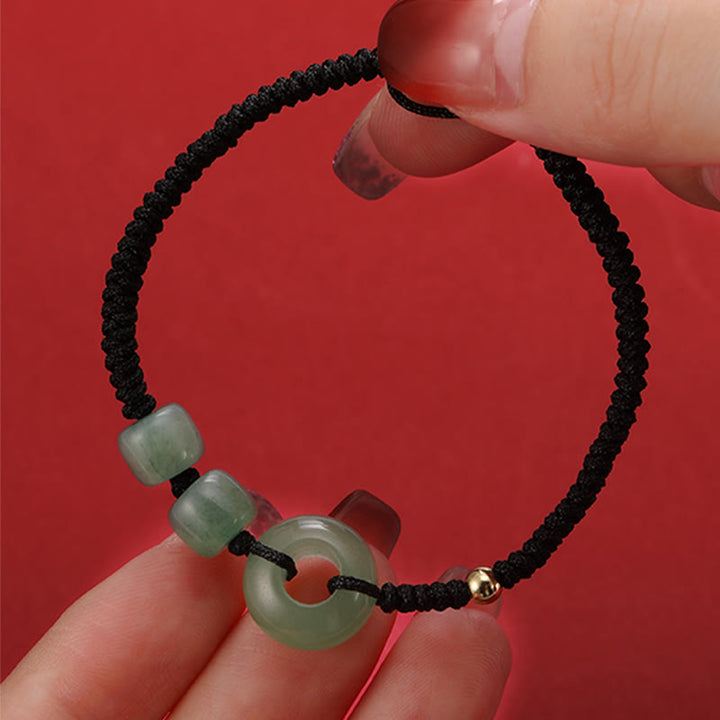 Armband Grüner Aventurin Weiße Jade Paar elastisch schwarze Kordel getragen.