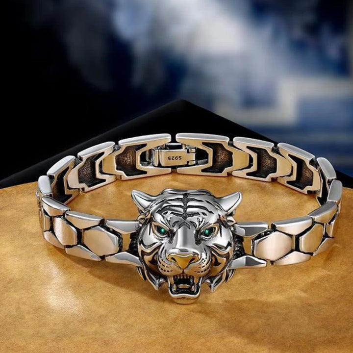Silbernes Tiger-Armband mit zwei Farben elegant am Handgelenk präsentiert.