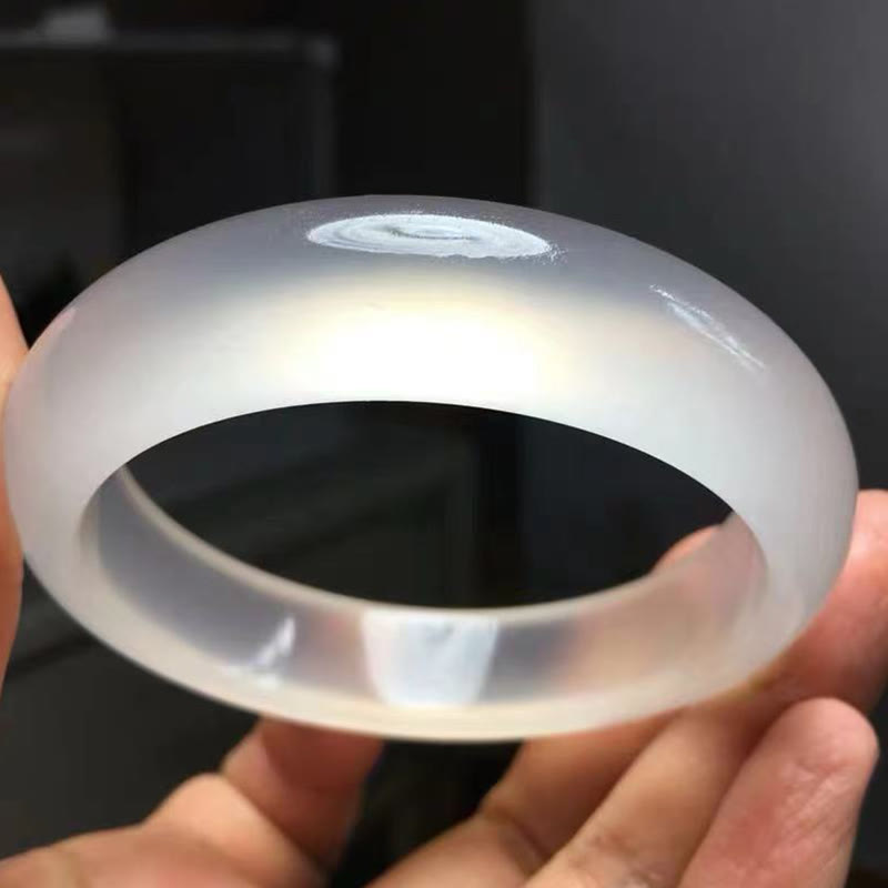 Weißes Jade Armband Armreif massiv glänzend poliert Naturstein elegant.