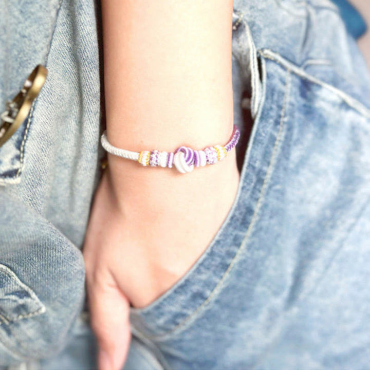 Armband – Glück & Frieden rosa weiß Perlen Handgelenk getragen