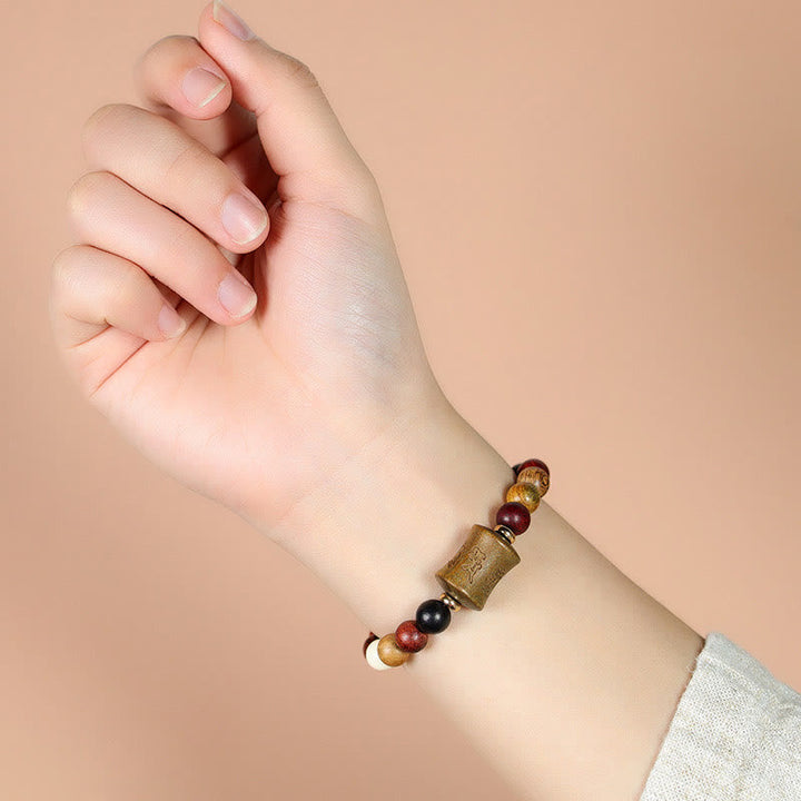 Sandelholz Om Mani Padme Hum Armband mit Perlen am Handgelenk getragen.