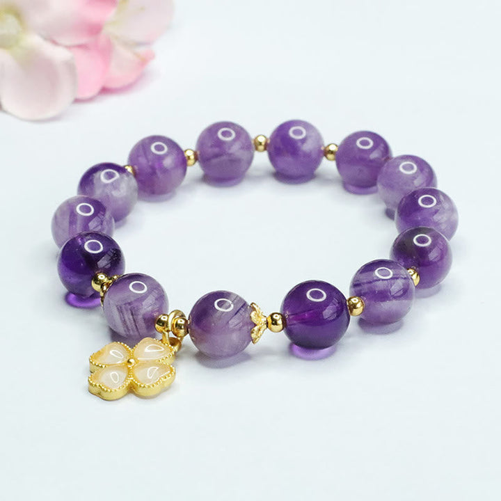Amethyst Kristall Armband mit Kleeblatt Charm goldfarbene Perlen elegant.