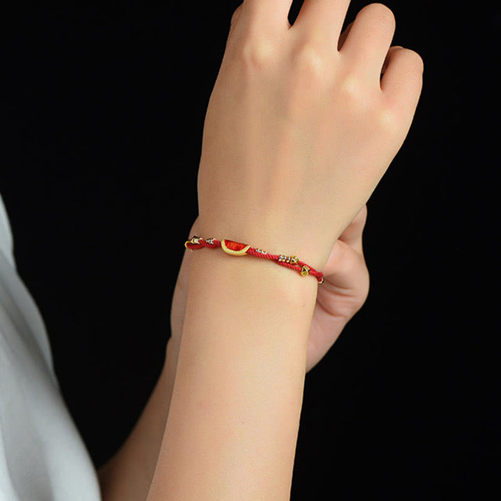 Armband Zinnober – Glück rotes Gold elastisch Handgelenk getragen.