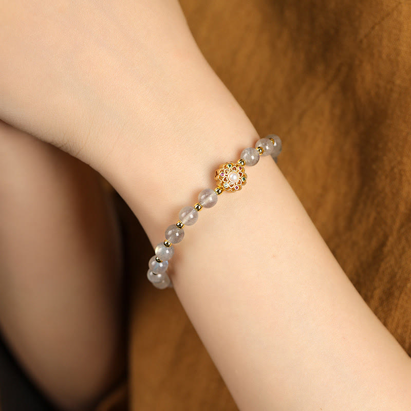 Armband Erdbeerquarz Labradorit Fu-Zeichen goldene Perlen elegant getragen