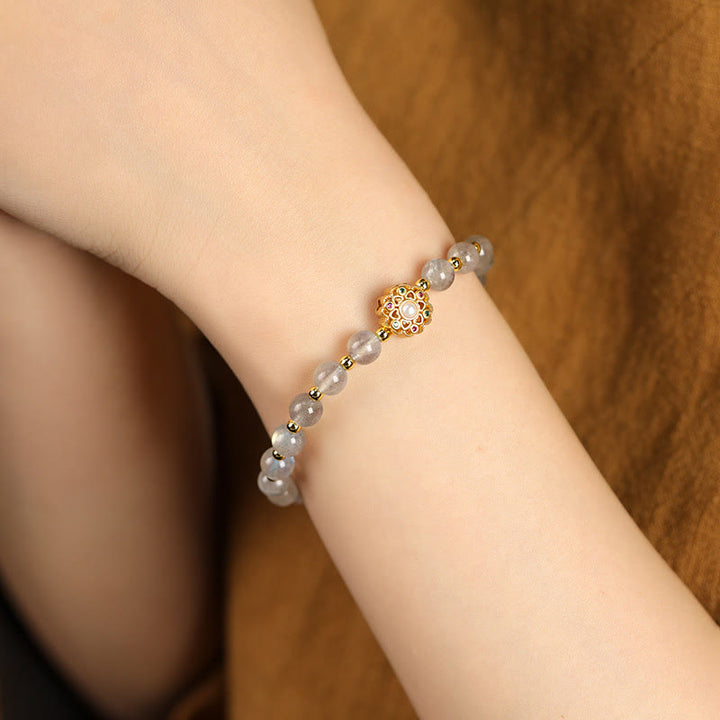Armband Erdbeerquarz Labradorit Fu-Zeichen goldene Perlen elegant getragen