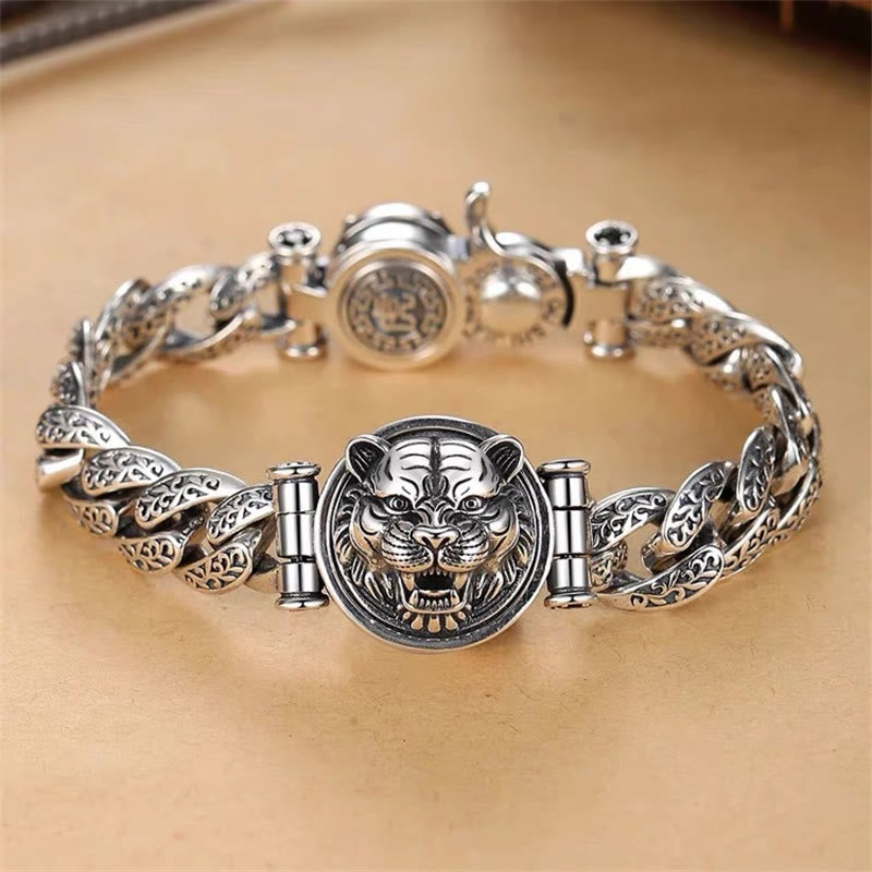Silber Pixiu Armband – Glück & Energie mit Kettengliedern getragen