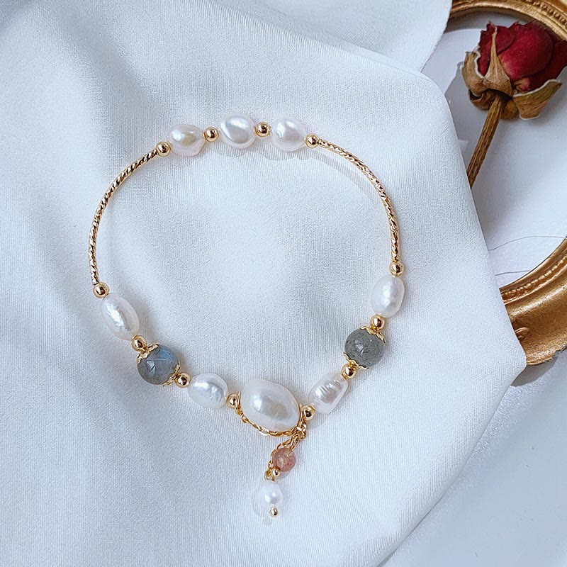 Armband Erdbeerquarz Mondstein goldfarben Perlen elegantes Design.