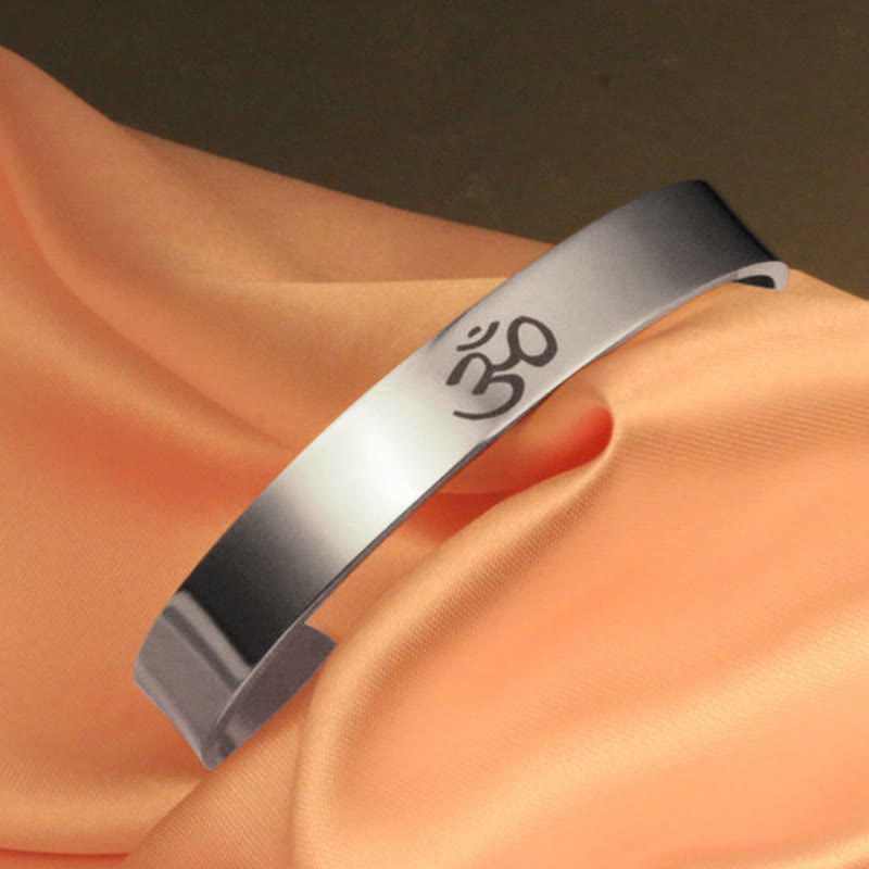 Armband Tibet OM Symbol Mindfulness Cuff silberfarben Handgelenk getragen
