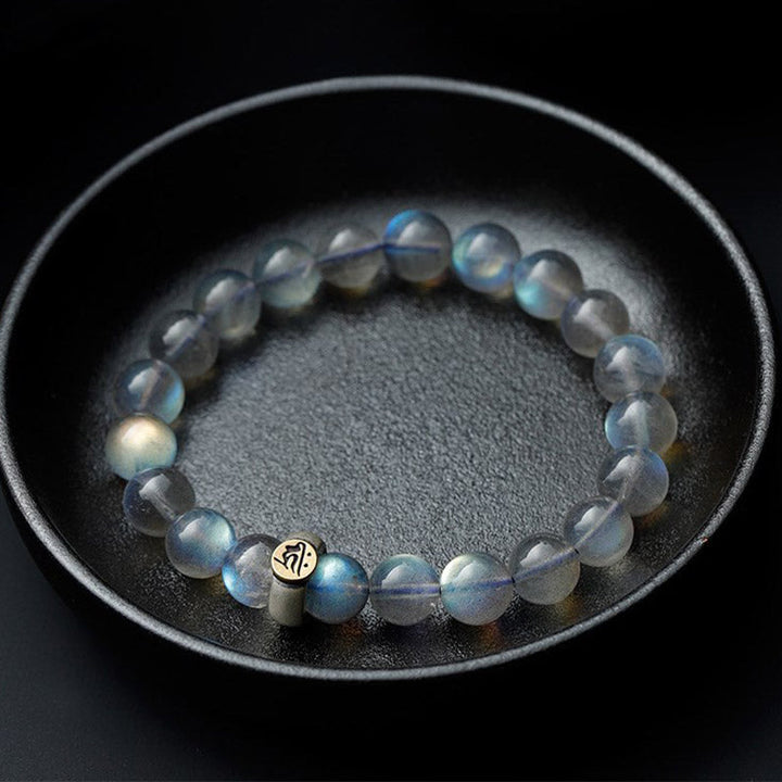 Mondstein Armband mit chinesischem Tierkreis Charm elastisch getragen