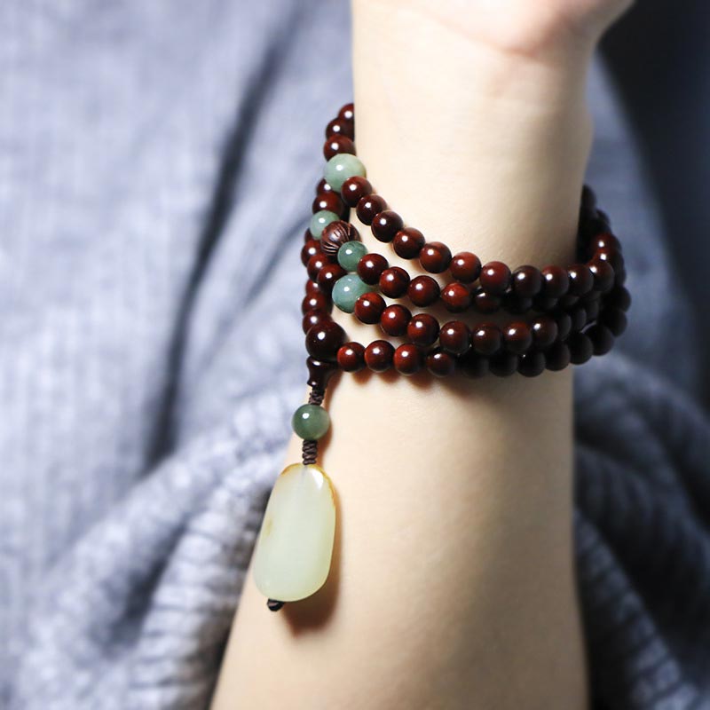Mala Sandelholz Jade – Energie Armband mit grünen Steinen am Handgelenk getragen