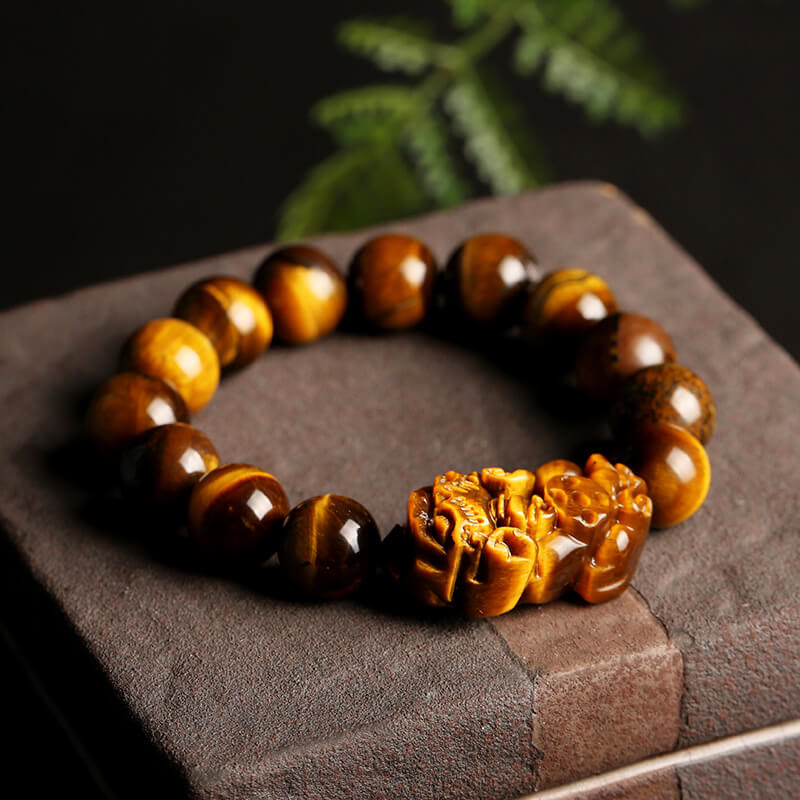 Armband Tigerauge – Wohlstand mit goldbraunen Perlen und Pixiu Charm Nahaufnahme