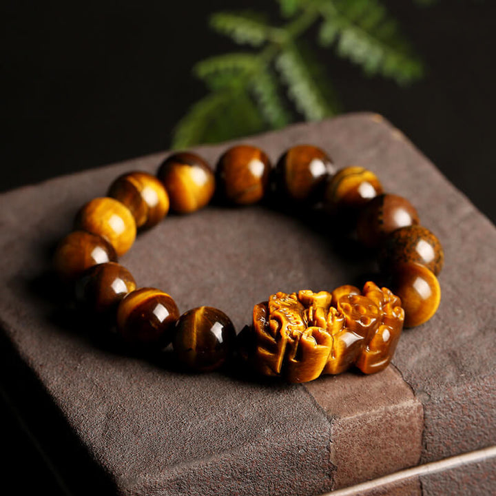 Armband Tigerauge – Wohlstand mit goldbraunen Perlen und Pixiu Charm Nahaufnahme