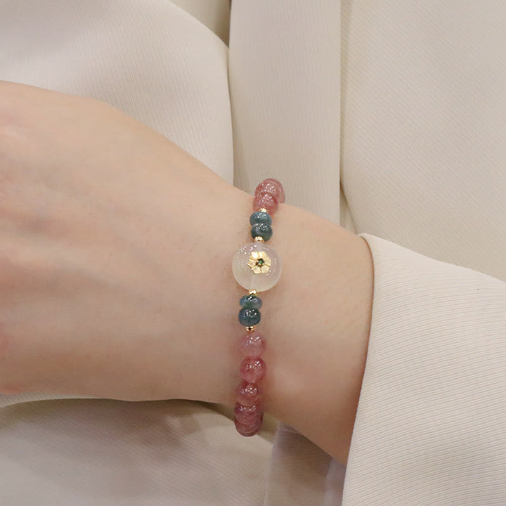 Armband Erdbeerquarz Jade Heilung Naturstein elegant am Handgelenk getragen