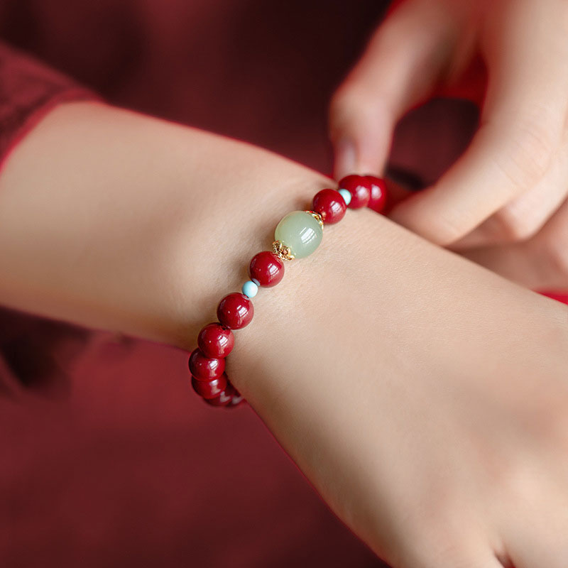 Armband Grüner Aventurin Zinnober rote Perlen Handgelenk elegant getragen