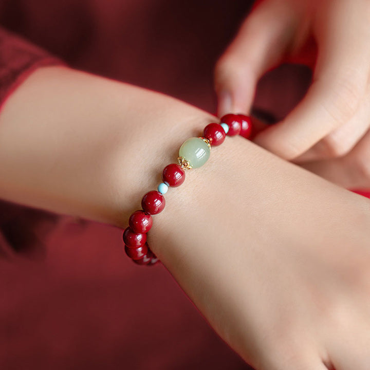 Armband Grüner Aventurin Zinnober rote Perlen Handgelenk elegant getragen