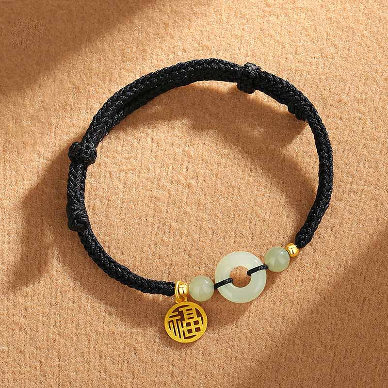 Schwarzes Armband mit Jade-Perlen und goldenem Fu-Zeichen Anhänger.