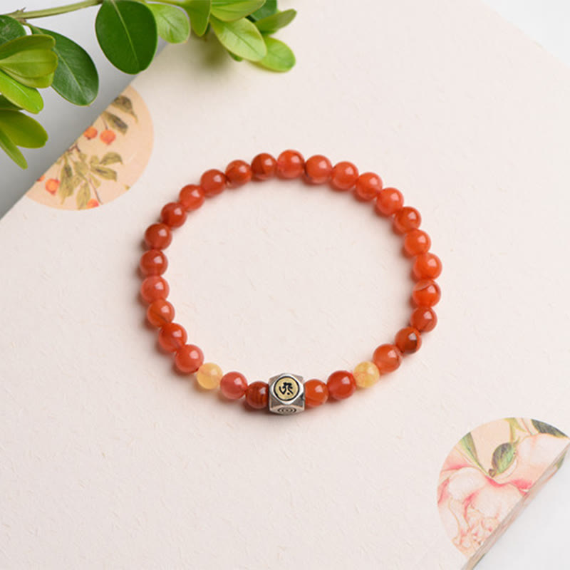 Rotes Achat Armband mit Silber Tierkreis Charm elastisch getragen