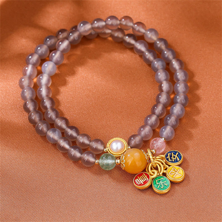 Amethyst Armband mit Achat Charms am Handgelenk, elegant.