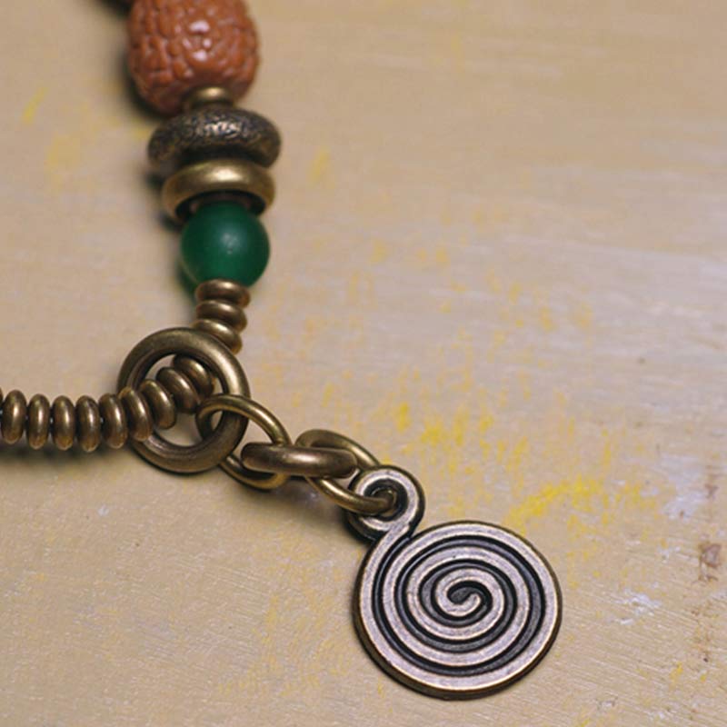 Mala Bodhi Armband mit grünem Stein und Spiralanhänger handgefertigt
