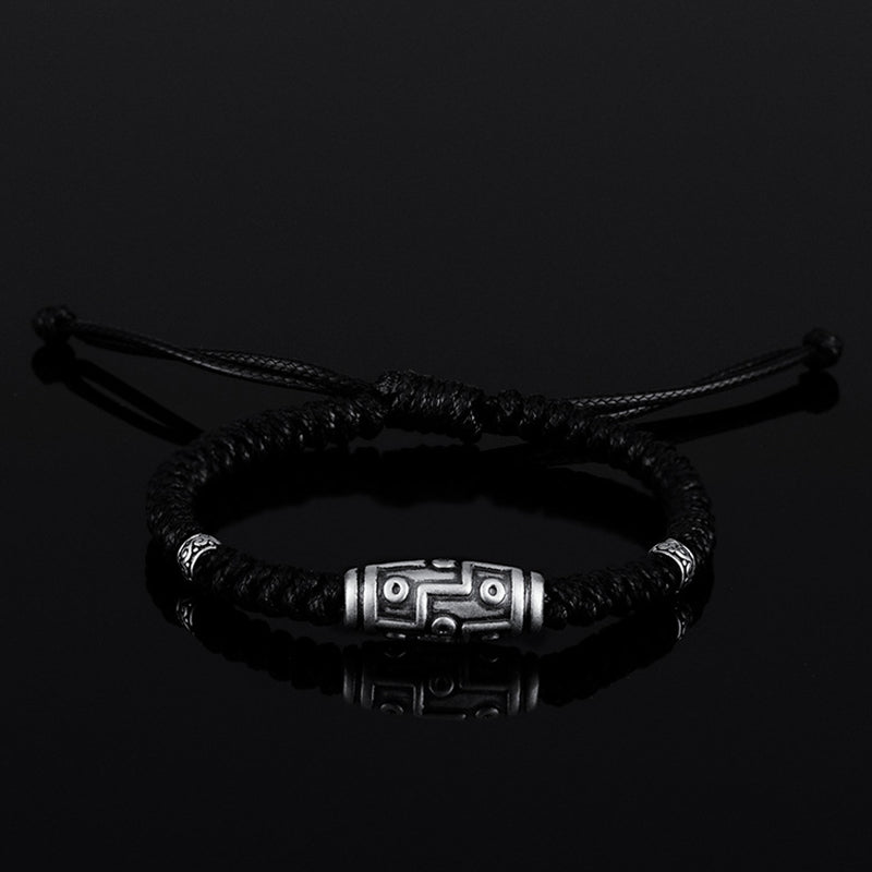 Schwarzes Armband 925 Silber mit geometrischem Anhänger elegant getragen