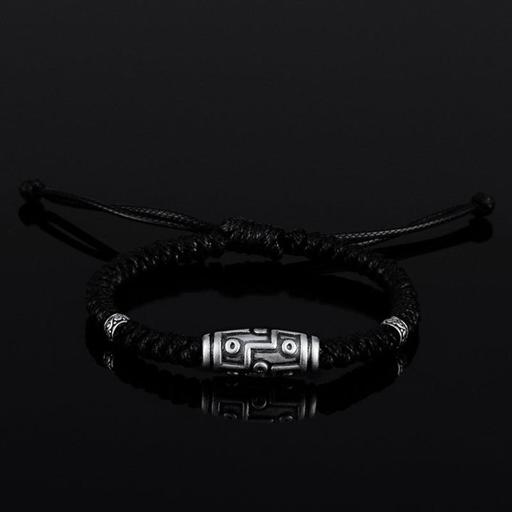 Schwarzes Armband 925 Silber mit geometrischem Anhänger elegant getragen