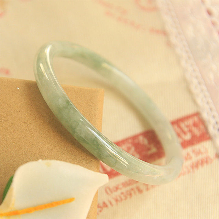 Armband Jade Heilung Frieden grüner Naturstein eleganter Schmuck Flachaufnahme
