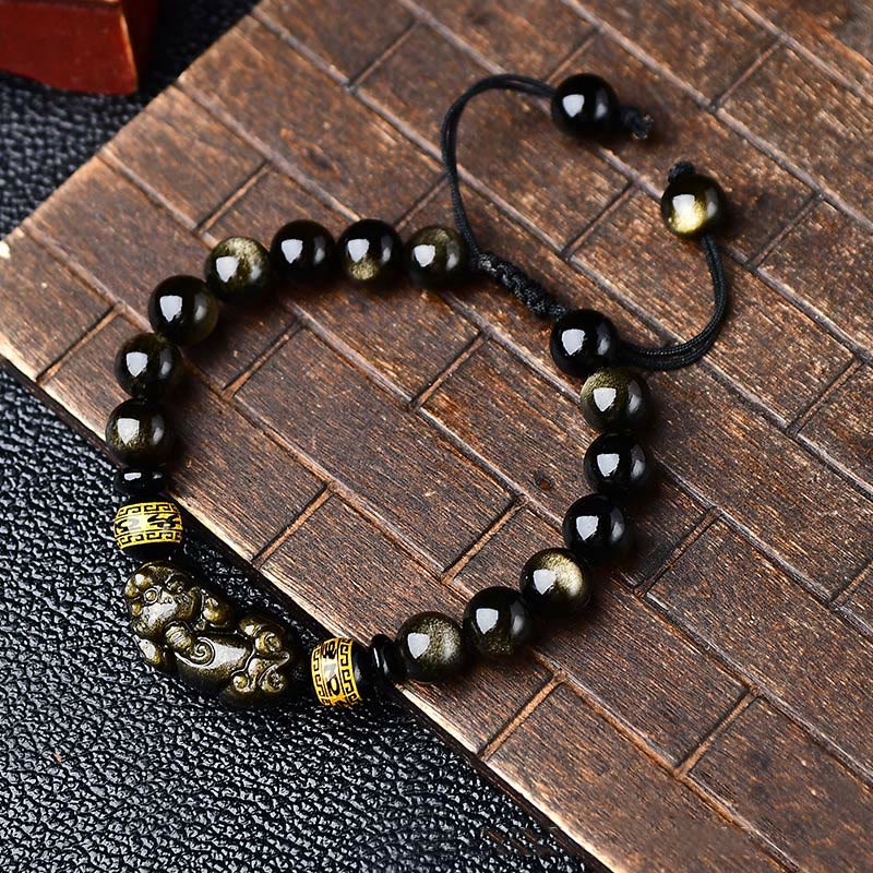 Schwarzes Obsidian Armband mit Om Mani Padme Hum Anhänger elegantly displayed