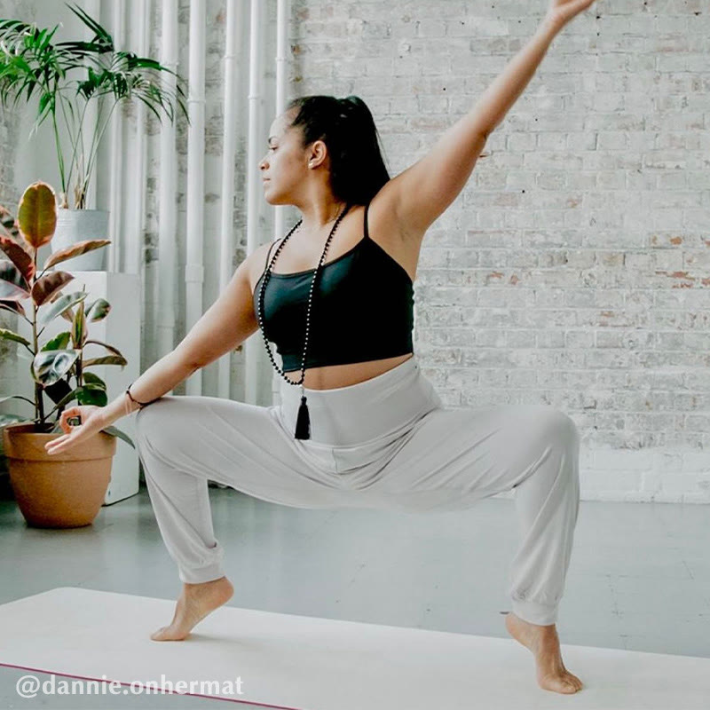 Mala 108 Schwarzer Onyx Meditation Yoga Halskette dynamische Pose getragen
