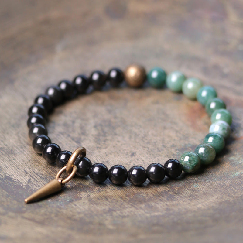 Schwarzer Obsidian Armband mit grünem Kristall und Bronzeanhänger elegant.
