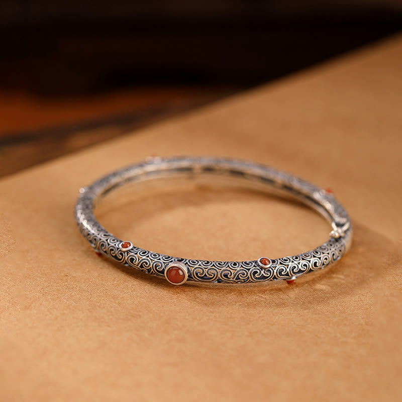 Armband Roter Achat Kupfer – Glück auf beiger Oberfläche elegantes Silberdesign