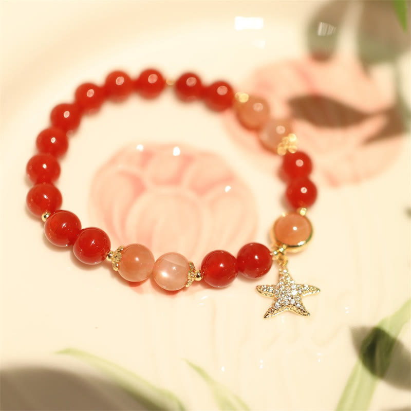 Armband Roter Achat Mondstein mit goldenem Stern Anhänger elegant.