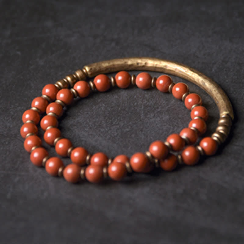 Rotes Achat Armband mit Messingverschluss auf dunklem Hintergrund Flachaufnahme