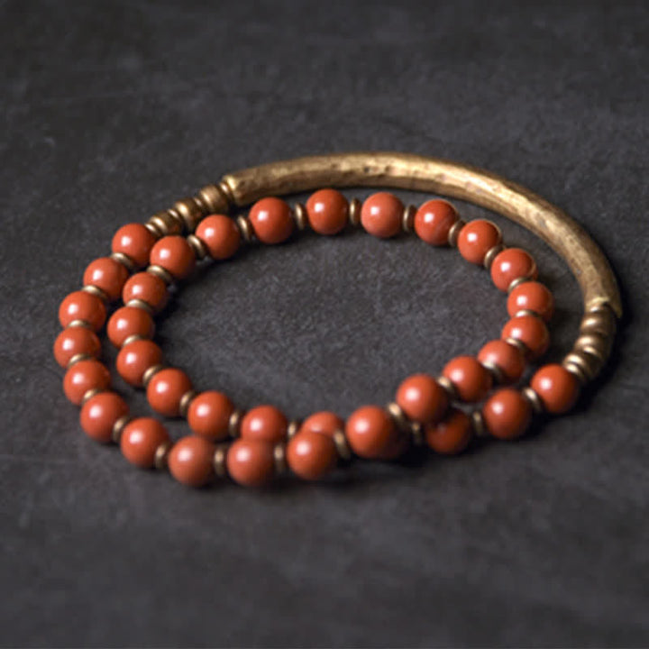 Rotes Achat Armband mit Messingverschluss auf dunklem Hintergrund Flachaufnahme