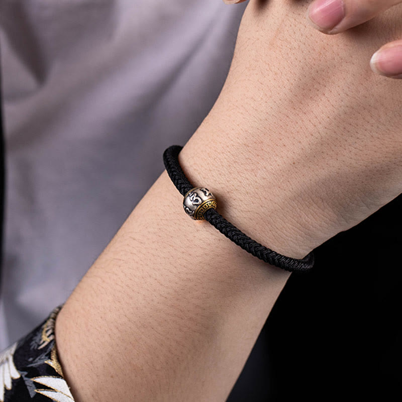 Schwarzes Armband 925 Silber Om Mani Padme Hum am Handgelenk getragen