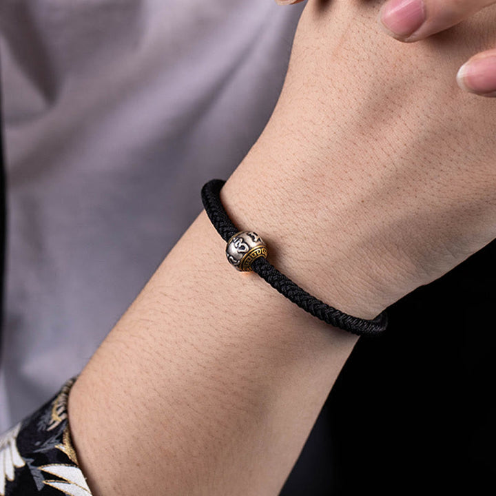 Schwarzes Armband 925 Silber Om Mani Padme Hum am Handgelenk getragen